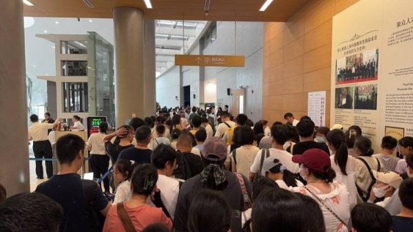 股E融 暑期过半：多地热门景区门票连日售罄，游客“怕晒又爱玩”推动夜经济升温